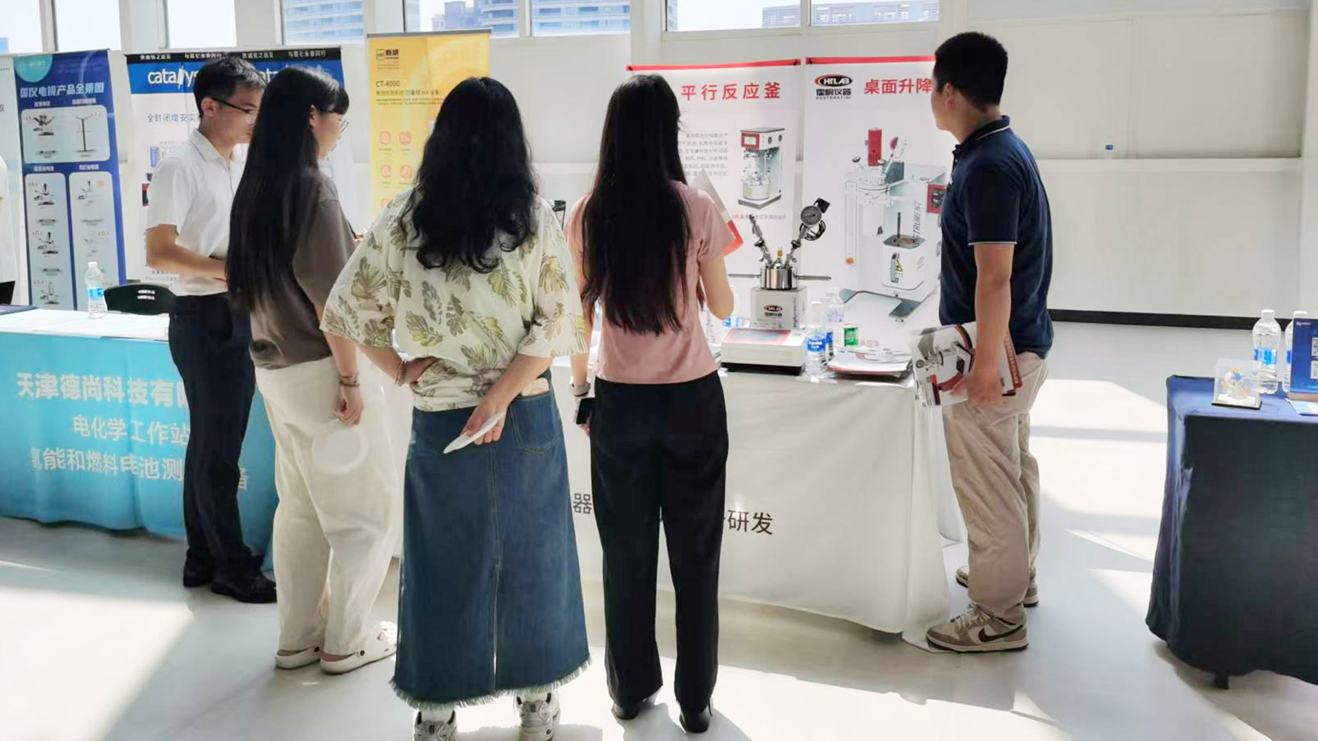 霍桐仪器展位前，访客纷纷驻足了解霍桐仪器实验室维多利亚老品牌，看来是受到了他们的青睐！